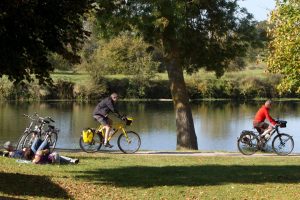 Cyclotouristes sur la Loire à vélo, à Savonnières © P.Forget - CRT Centre-Val de Loire