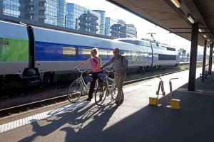 Couple de cyclotouristes devant un TGV, à la gare de Tours © P.Forget - CRT Centre-Val de Loire